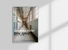 Load image into Gallery viewer, Candida Höfer - Orte Jahre. Fotografier 1968-1999 (70cm X 100cm) 재입고